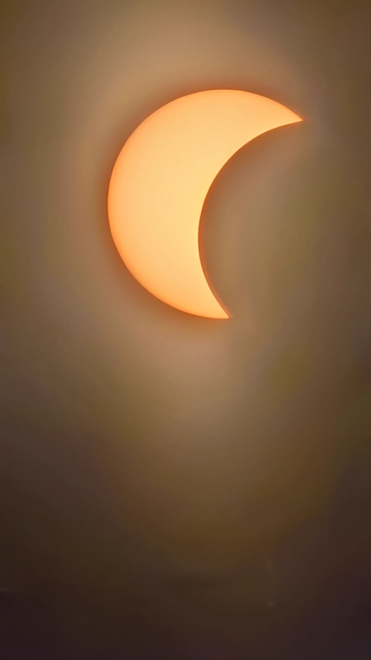 Premier croissant de soleil à travers le filtre solaire